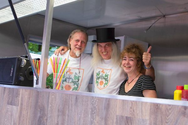 Gerhard Herzog, „Hotte“ Schröder und seine Frau Sandra Apostel-Schröder im neuen Wagen, der Teil des Gleiscafés „Fritzchen“.