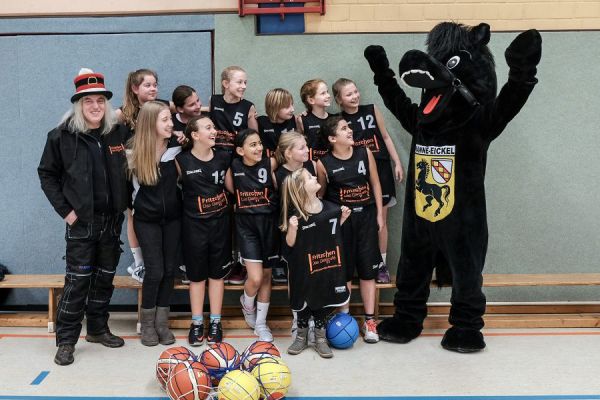 Graf Hotte (l.) mit den U12 Ruhrpott-Baskets und dem Maskottchen. 
